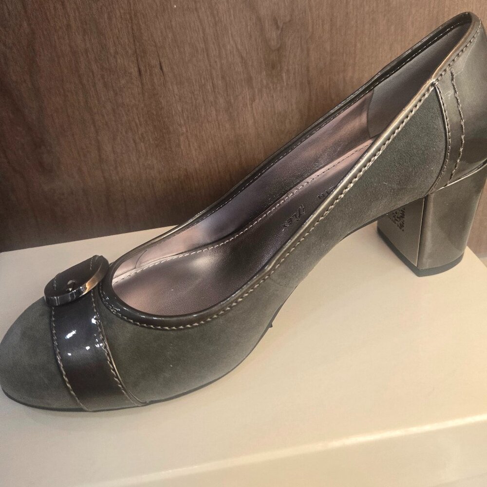 NIB AKRADKA Gray/Pewter suede shoes - Picture 2 of 6